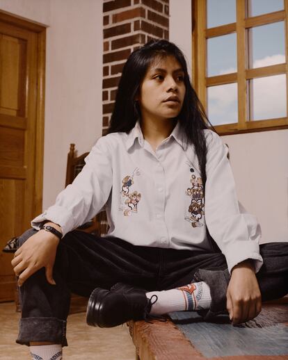 Chichicastenango, Quiché; 2021.
Laura, de 17 años, nos permitió entrar a su vivienda para capturar un retrato clásico. El atuendo elegido por ella refleja su estilo único. Estética de moda, seleccionada sobre la vestimenta tradicional. Esta elección muestra cómo los jóvenes están usando la moda para comunicarse y expresarse, alternando sus atuendos regionales con estilos modernos y marcando el comienzo de las nuevas tendencias de la moda en la sierra.