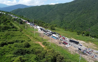 Campesinos bloquean una carretera en protesta en el municipio de Los Patios, el 21 de octubre en Cúcuta (Colombia).