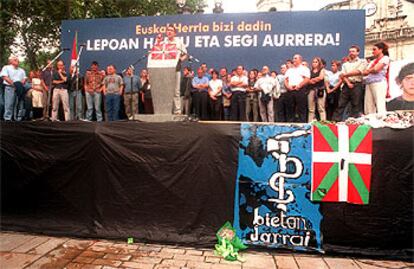 Homenaje de la Mesa Nacional de HB a los etarras muertos en Bilbao en agosto de 2000.