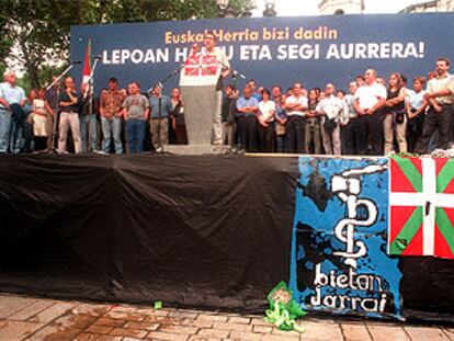Homenaje de la Mesa Nacional de HB a los etarras muertos en Bilbao en agosto de 2000.