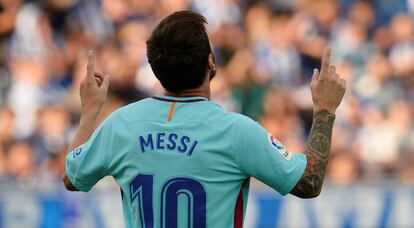 Messi celebra su primer gol ante el Alavés.