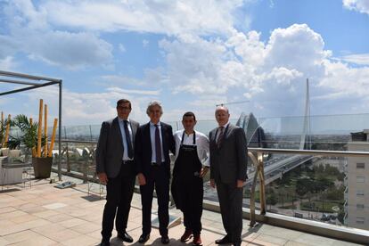 El cocinero Ricard Camarena junto a Juan Sabater, director regional de El Corte Inglés; Agustín Alonso, director de la Avenida de Francia, y Pau Pérez Rico, director regional de Comunicación y Relaciones Institucionales.