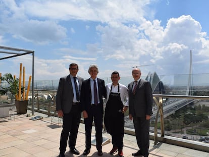 El cocinero Ricard Camarena junto a Juan Sabater, director regional de El Corte Inglés; Agustín Alonso, director de la Avenida de Francia, y Pau Pérez Rico, director regional de Comunicación y Relaciones Institucionales.