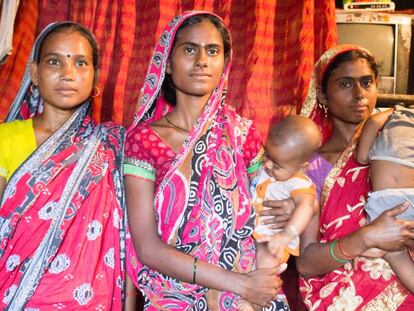 Un grupo de mamás del suburbio de Sigra, junto a sus bebés.