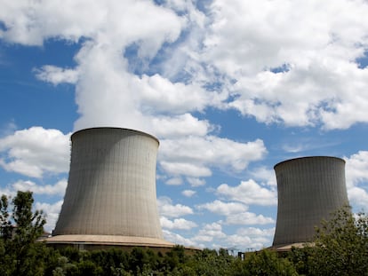 Torres de refrigeración de la planta nuclear de Electricite de France (EDF) en Saint-Laurent-Des-Eaux, cerca de Orleans, en junio de 2019.