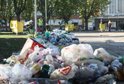 El rector de la Universidad Complutense de Madrid, Carlos Andradas, pidió en las redes sociales a los estudiantes que tuvieran un comportamiento cívico y mantuvieran el campus de Ciudad Universitaria para que "otro San Cemento sea posible".