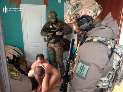 Las fuerzas de seguridad detienen a dos exagentes acusados de traición en la región de Cherkasy, el pasado junio.