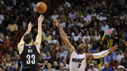 Mirza Teletovic lanza ante Dwyane Wade.