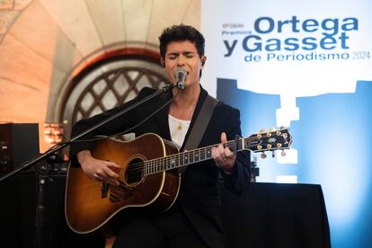 Alfred García toca en la fiesta posterior a la entrega de los Premios Ortega y Gasset en el Saló de Cent, en el Ayuntamiento de Barcelona.