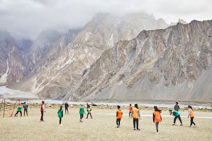 Jugadoras de la Passu Youth Football Academy
