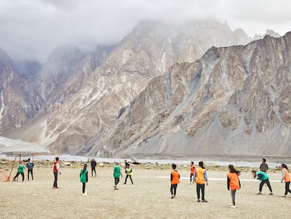 Jugadoras de la Passu Youth Football Academy entrenan en su campo de fútbol, situado en el pueblo de Passu y rodeado de los Passu Cones, unas montañas con picos de 6.100 metros de altura.