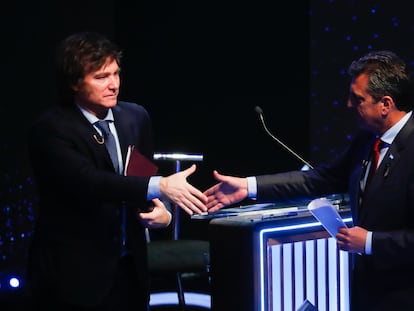 Javier Milei y Sergio Massa se saludan en el segundo debate, el 8 de octubre en Buenos Aires.