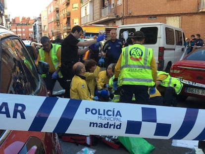 Sanitarios del Samur intentan reanimar a un hombre acuchillado en el distrito de Tetu&aacute;n de Madrid.