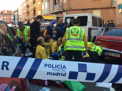 Sanitarios del Samur intentan reanimar a un hombre acuchillado en el distrito de Tetu&aacute;n de Madrid.