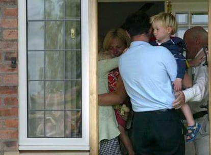 Gerry y Kate McCann con sus hijos mellizos en brazos, ayer, a su llegada a Rothley (Reino Unido).