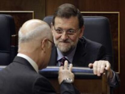 El portavoz de CiU, Josep Antoni Duran i Lleida, conversa con el presidente del Gobierno, Mariano Rajoy. 