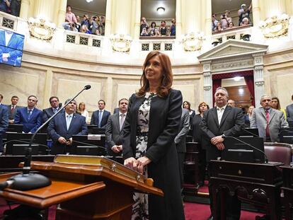 Cristina Fernández de Kirchner jura como senadora en el Congreso argentino.