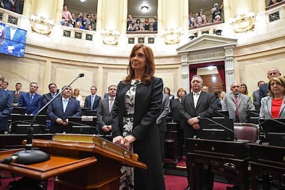 Cristina Fernández de Kirchner jura como senadora en el Congreso argentino.