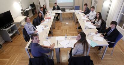 Un grupo de universitarios en las oficinas de Ray Human Capital, durante las pruebas de selección para el concurso ‘Consejero delegado por un día’