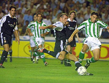 Zidane remata su primer gol en el Madrid.