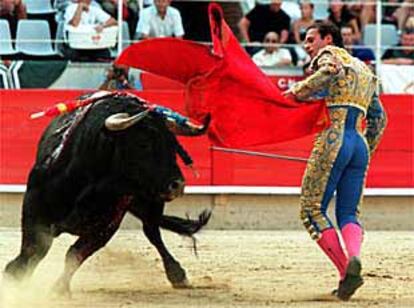 Antonio Ferrera en su primer toro, ayer en la Monumental de Barcelona.