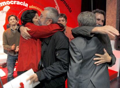 Almudena Grandes se abraza a Cándido Méndez, y Miguel Ríos, a Ignacio Fernández Toxo.