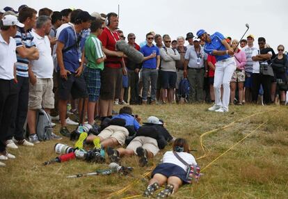 Dustin Johnson golpea ante los fotógrafos