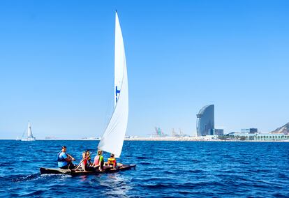 Un patín catalán navega a escasa distancia del muelle de la Marina. 