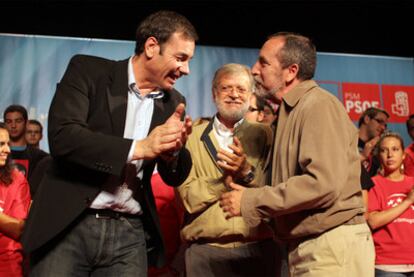 Tomás Gómez, junto a Juan Carlos Rodríguez Ibarra (en el centro) y Juan Barranco.