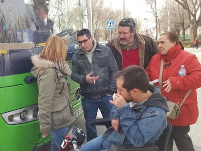 El Langui, junto a los miembros de la asociación Sí Se Puede San Martín de la Vega, este lunes en esta localidad madrileña.