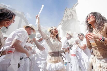 Santa Cruz de La Palma (Canary Islands). This is one of the oldest and most traditional carnivals on the Canary Islands. It commemorates the return of the “indianos,” the local residents who emigrated to the Americas and came home after making a fortune. The locals wear white and use props such as cigars, caged parrots and wooden chests. The whole thing takes place to the rhythm of Caribbean music, and a recurring character is La Negra Tomasa, who is always played by an elderly resident of La Palma.