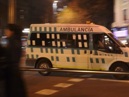 Una ambulancia circula por una calle de Barcelona.