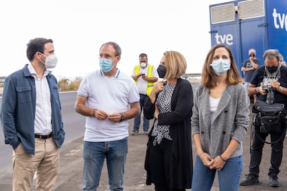 Los ministros Garzón y Belarra, en los extremos, con la consejera de Derechos Sociales de Canarias, Noemí Santana, el viernes en La Palma.