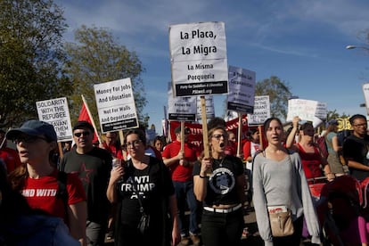 Un grupo de manifestantes estadounidenses muestra frente a la frontera su solidaridad con la caravana de migrantes.
