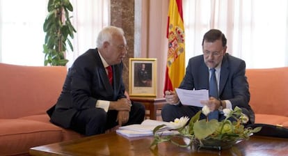 Foreign Minister Jos&eacute; Manuel Garc&iacute;a-Margallo (left) and Mariano Rajoy in Mallorca Friday. 