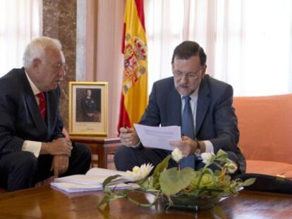 Foreign Minister Jos&eacute; Manuel Garc&iacute;a-Margallo (left) and Mariano Rajoy in Mallorca Friday. 