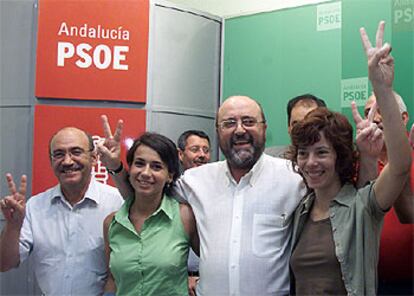 José Caballos, en el centro, hace la uve de la victoria con el equipo de su candidatura.