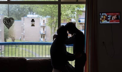 La pareja Mushtak y Sahir se abrazan en el centro de acogida donde residen, en Holanda.