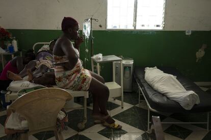 Los hospitales de la ciudad de Los Cayos, Haití, se encontraban saturados por los heridos por el terremoto. Más de 1.200 personas murieron por el seísmo.