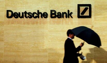 Un hombre pasea junto a una oficina de Deutsche Bank en Londres.