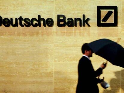 Un hombre pasea junto a una oficina de Deutsche Bank en Londres.