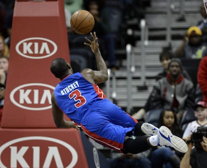 El jugador de los Detroit Pistons Rodney Stuckey lanza en el partido ante los Atlanta Hawks.