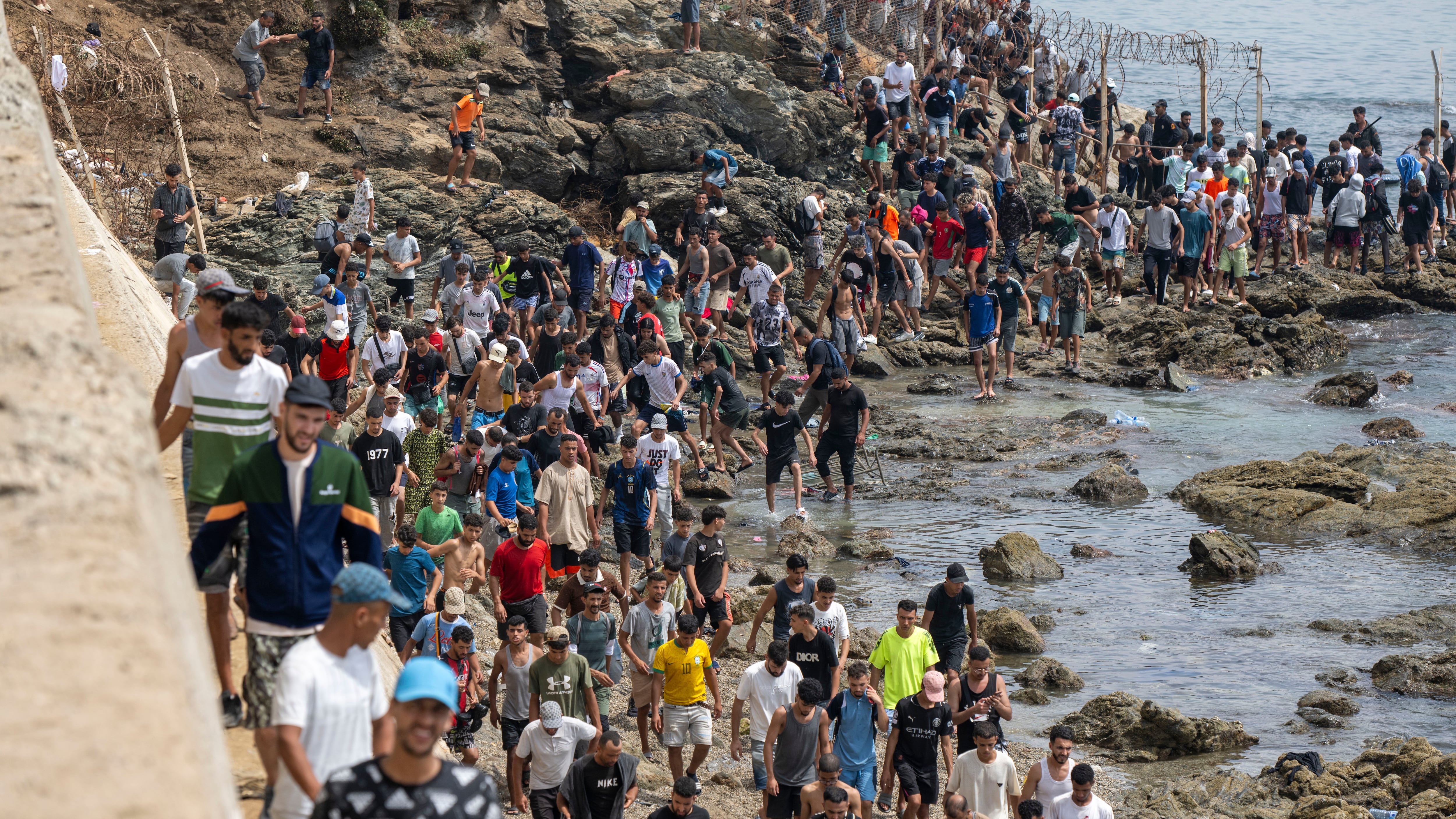 Marruecos manda parar el éxodo de 50.000 migrantes sobre Ceuta