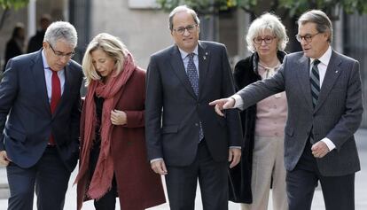 El presidente catalán, Quim Torra (centro), con los excargos inhabilitados por celebrar la consulta del 9N.