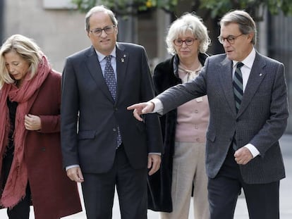 El presidente catalán, Quim Torra (centro), con los excargos inhabilitados por celebrar la consulta del 9N.