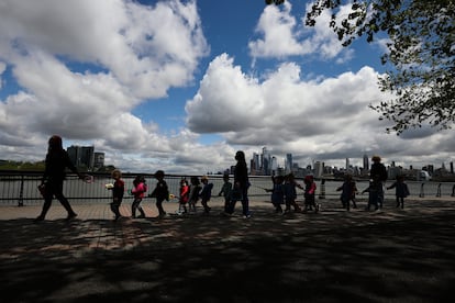 Un grupo de niños pasea por el muelle de Nueva York con sus respectivas niñeras.