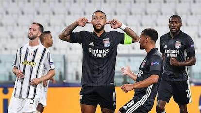 Depay celebra su gol ante la Juventus con su gesto característico.