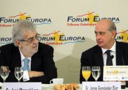 El ministro del Interior, Jorge Fernández Díaz (d), junto al presidente del grupo Planeta, José Manuel Lara, hoy en Barcelona momentos antes de la intervención del ministro en el desayuno informativo "Fórum Europa. Tribuna Catalunya".