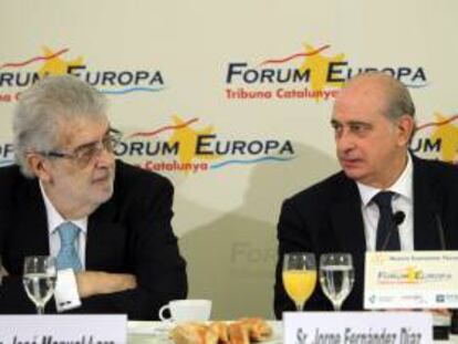 El ministro del Interior, Jorge Fernández Díaz (d), junto al presidente del grupo Planeta, José Manuel Lara, hoy en Barcelona momentos antes de la intervención del ministro en el desayuno informativo "Fórum Europa. Tribuna Catalunya".