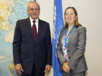 La ministra española de Fomento, Ana Pastor, junto al presidente de la Organización de la Aviación Civil Internacional (OACI), Roberto Kobeh, durante el encuentro que han mantenido en la sede del organismo de la ONU en Montreal (Canadá).